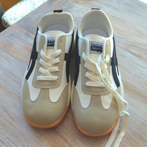 Women's Tennis Shoes size 8